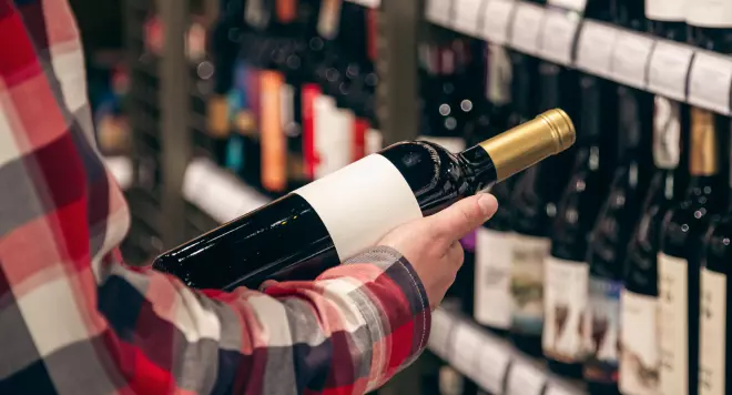 Darmowe serwowanie alkoholu a koncesja na jego sprzedaż.
