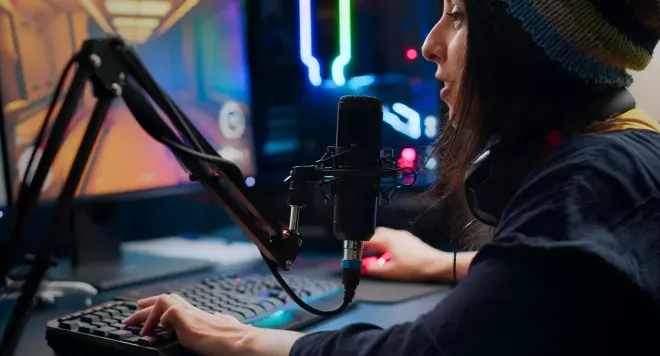 Streamerka z mikrofonem