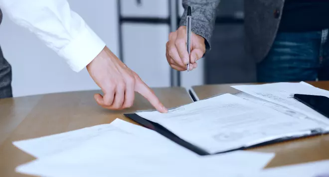 Mężczyzna podpisujący dokumenty