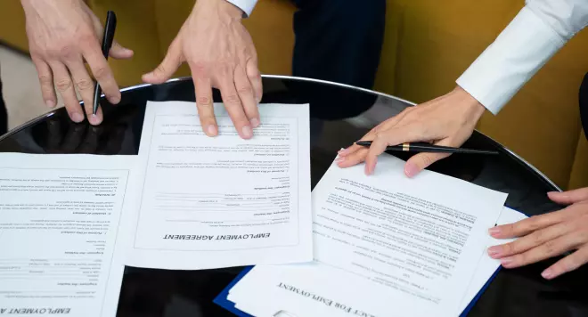 Dwie osoby analizujące dokumenty