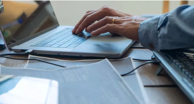 Mężczyzna piszący na laptopie