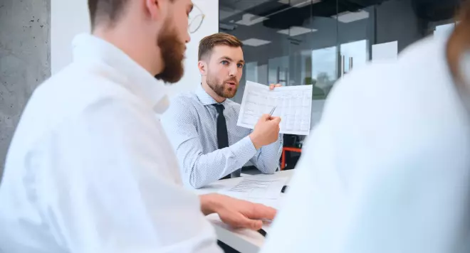 Mężczyzna wskazujący na kartkę