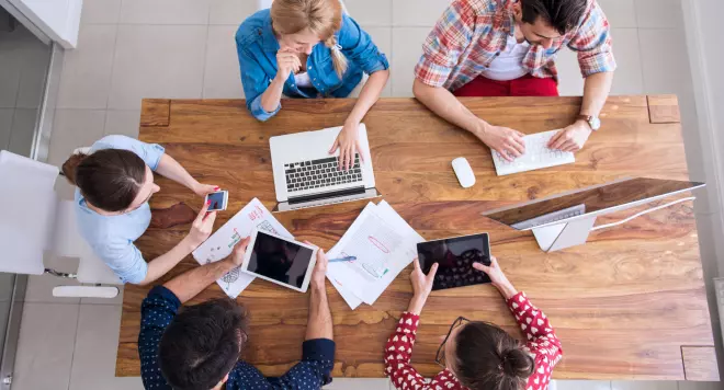 Piątka osób przy stole