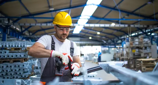 Pracownik produkcji w żółtym kasku