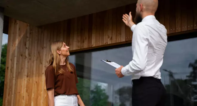 Mężczyzna prezentujący dom kobiecie
